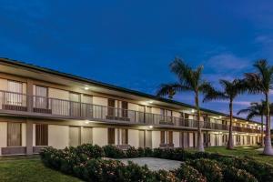 eine Außenansicht eines Hotels mit Palmen in der Unterkunft Getaway At The Marina in Sarasota