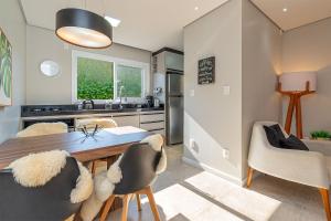 a kitchen and dining room with a table and chairs at Casa Quinta do Palácio - Stay House Temporada in Canela