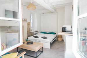 um quarto com uma cama e uma mesa num quarto em Nouveau - AuPetitSaumur em Saumur