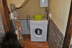 a washing machine with a green bowl on top of it at Casa Rural Aca y Papá Juan in Güimar