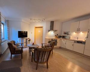 a kitchen and living room with a table and chairs at Appartement im Ahlesbrunnen in Bietigheim-Bissingen