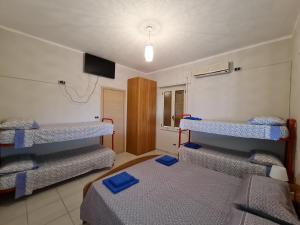 卡斯楚維拉里的住宿－Zio Mario e Zia Maria - Casa Vacanze e Affitti brevi，客房设有三张双层床和电视。
