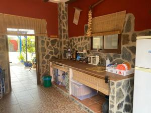 a kitchen with red walls and a stone counter top at Villa Marina in Los Palacios y Villafranca