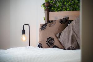 a bed with a wooden headboard and a pillow on it at Maritime Quarter - 2 Bedroom Apartment - SA1 Beach Front Fishermans Way in Swansea