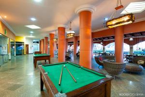 uma mesa de bilhar num quarto com colunas em Hotel Privê do Atalaia em Salinópolis