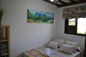ein Schlafzimmer mit einem Bett und einem Bild an der Wand in der Unterkunft Casa Rural Aca y Papá Juan in Güímar