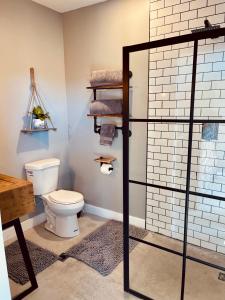 ein Badezimmer mit Toilette und Duschabtrennung aus Glas in der Unterkunft Finca Cazosa in Valle de Guadalupe + 78 Fotos