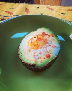 un gâteau de cuivre avec un œuf sur une assiette verte dans l'établissement Le clos des olivettes, à Sainte-Croix-de-Quintillargues