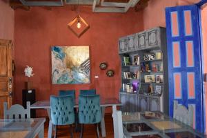 uma sala de jantar com uma mesa e cadeiras azuis em Gran Barrio em San Cristóbal de Las Casas