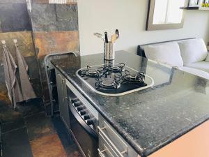 Kuchyň nebo kuchyňský kout v ubytování Lizards Lounge - Tanife Apartment beim Yumbo