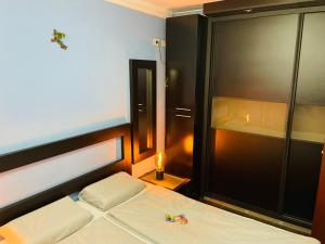 Postel nebo postele na pokoji v ubytování Lizards Lounge - Tanife Apartment beim Yumbo + 22 fotografií
