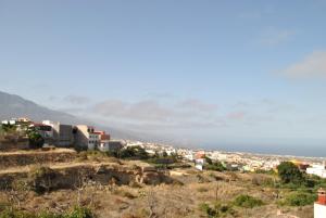 Blick auf eine Stadt von der Spitze eines Hügels in der Unterkunft Casa Rural Aca y Papá Juan in Güímar