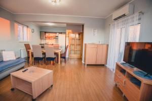 ein Wohnzimmer mit einem Sofa und einem Esszimmer in der Unterkunft Holiday Home My Dream in Šibenik