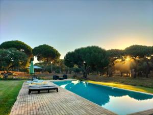 Bazén v ubytování Wooden House - Monte da Cortiça nebo v jeho okolí