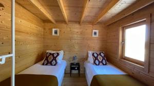 Postel nebo postele na pokoji v ubytování Wooden House - Monte da Cortiça + 11 fotografií