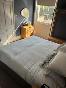 1 dormitorio con 1 cama, ventana y TV en Field Maple -free parking -Grade II listed- first floor two bedrooms apartment en Huntingdon
