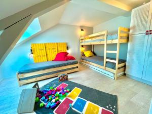 um quarto com 2 beliches e uma pilha de legos em BERNARDINE - Hyper Centre Reims Famille em Reims
