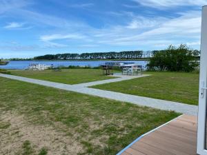 een loopbrug door een park met uitzicht op het water bij EcoRelax in Błotnik