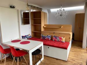 een kleine kamer met een bed en een tafel en stoelen bij EcoRelax in Błotnik