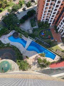 uma vista aérea de uma piscina num resort em Mediterrâneo Flat Barra da Tijuca no Rio de Janeiro