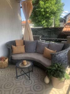 un sofá sentado en un patio con una mesa en Paradise, en Bihać