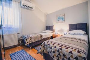 1 dormitorio con 2 camas y ventana en Holiday Home My Dream, en Šibenik