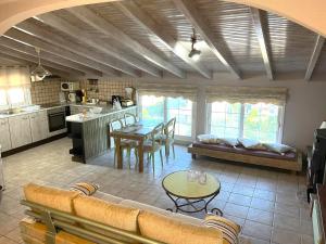 A kitchen or kitchenette at SamisHouse