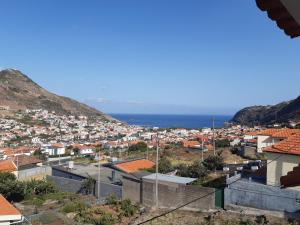 uma vista para uma cidade a partir de uma colina em Apartamento Piquinho em Machico
