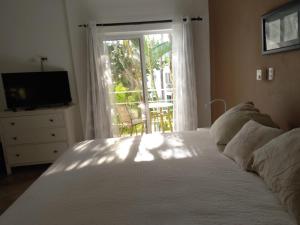 Postel nebo postele na pokoji v ubytování Cabarete Kite Beach Rooms & Condos