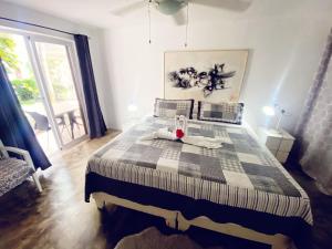 Postel nebo postele na pokoji v ubytování Cabarete Kite Beach Rooms & Condos