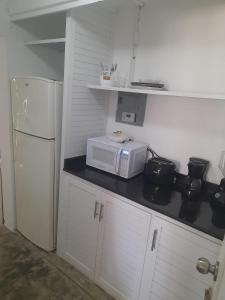 Kuchyň nebo kuchyňský kout v ubytování Cabarete Kite Beach Rooms & Condos