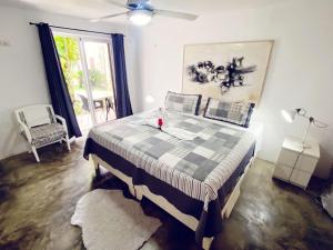 Postel nebo postele na pokoji v ubytování Cabarete Kite Beach Rooms & Condos