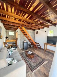 a living room with a couch and a piano at Casa Baldoni - Fazenda de Café in Santa Rita do Sapucaí