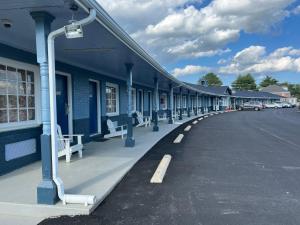 una fila de edificios azules en una calle en Washington & Lee Motel, en East End