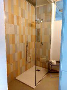 eine Dusche mit Glastür im Bad in der Unterkunft Guiscarda Turismo in Bari
