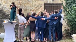 eine Gruppe von Menschen mit ihren Armen in der Luft in der Unterkunft Le Manoir des Doyens in Bayeux