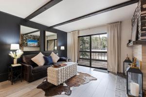 ein Wohnzimmer mit Couch und Kamin in der Unterkunft Luxurious 2 Bedroom Base Camp Condo - Steps from Kirkwood Village condo in Kirkwood