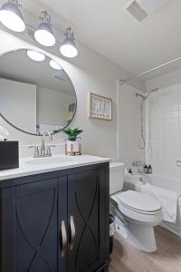 ein Badezimmer mit einem Waschbecken, einem WC und einem Spiegel in der Unterkunft Luxurious 2 Bedroom Base Camp Condo - Steps from Kirkwood Village condo in Kirkwood
