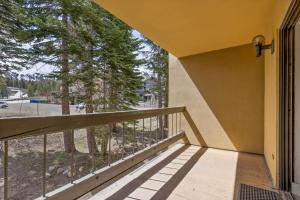einen Balkon mit Straßenblick in der Unterkunft Luxurious 2 Bedroom Base Camp Condo - Steps from Kirkwood Village condo in Kirkwood
