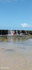 una cascada en medio de un cuerpo de agua en Vila Bello Pontal, en Coruripe
