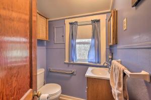 une salle de bain avec toilettes, lavabo et fenêtre dans l'établissement Walk to Marina Cute Gilford Cottage with Grill, à Gilford 17 autres photos