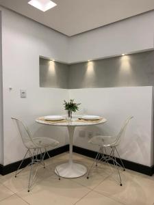 a white table and chairs in a room at Studio aconchegante em Barra Mansa in Barra Mansa