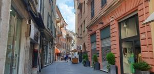 拉帕洛的住宿－Il Vascello，一条小巷,里面建有建筑,人们沿着街道走