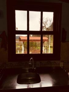 a kitchen sink in front of a window at Aconchegante Casa Serrana ao lado da Igreja Matriz in Urubici