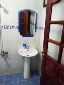 La salle de bains est pourvue d'un lavabo et d'un miroir. dans l'établissement Ali Baba complete Apartment Hostel 8Person, à Chefchaouen