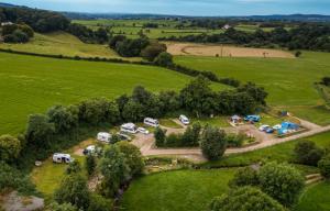 una vista aerea di un parcheggio in un campo di Cosy Pod-Cabin near beautiful landscape in Omagh a Omagh