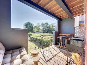 een woonkamer met een bank en een grill op een terras bij Sweet Moments in Hargimont