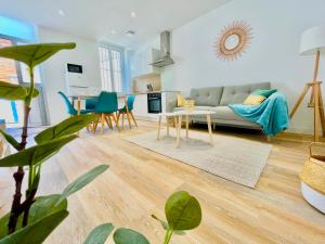 a living room with a couch and a table at *ARENA* - duplex lumineux in Reims