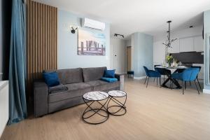 加茨比亞格拉的住宿－Morskie Apartamenty Albatros i Góral，带沙发的客厅和用餐室