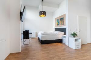 1 dormitorio con 1 cama y escritorio en una habitación en FeelGood Apartments LakeLiving inklusive Garagenplatz, en Viena